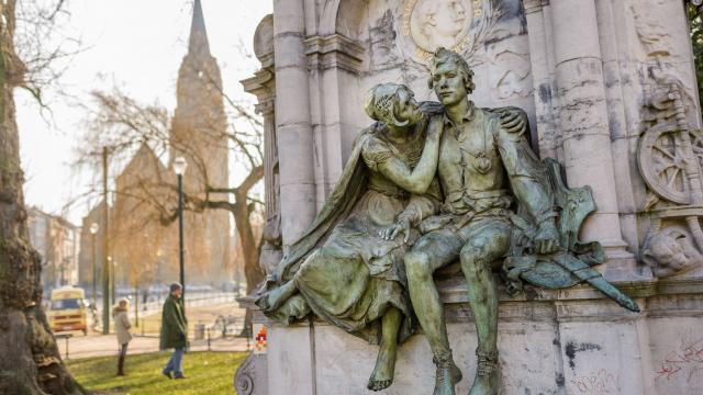 Flagey - MalibranPlace Eugène Flagey - Eugène FlageypleinStatue de Till l'Espiègle et de Nele - Standbeeld van Tijl Uilenspiegel en NeleMonument à/voor Charles De Coster (Charles Samuel, Frans de Vestel 1894)Église Sainte-Croix - Heilig-Kruiskerk© visit.brussels - Jean-Paul Remy - 2017